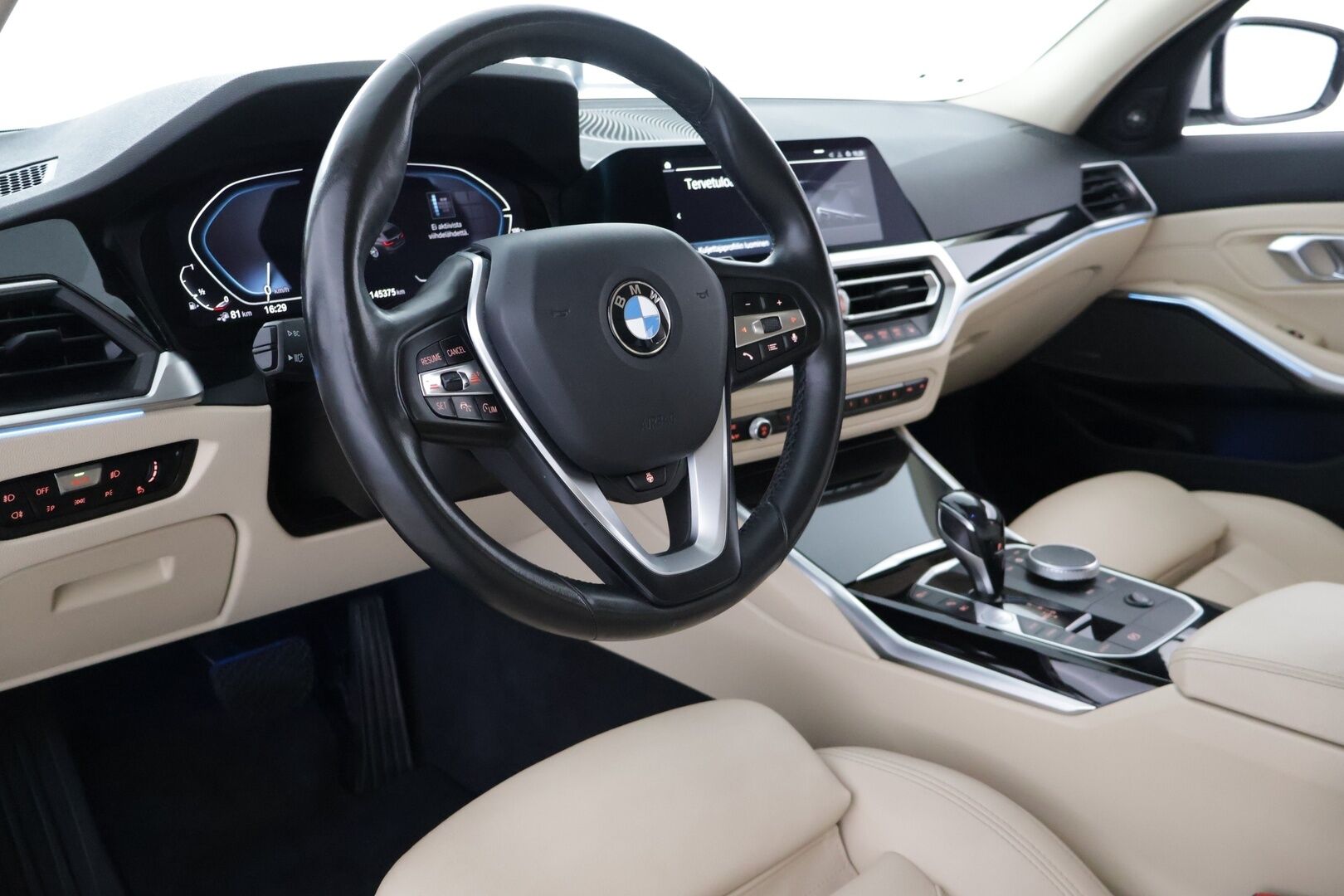 BMW 330 2021 G21 Touring 330e A Charged Edition Sport  * Sportline / Digimittaristo / H&K / S-koukku / ACC / Nahkasisusta / - | Harman-Cardon- sound system | Ambient light | Tutkat | Vaalea nahkasisusta | Akkukäyttöinen lisälämmitin | Adaptiivinen vakionopeudensäädin |