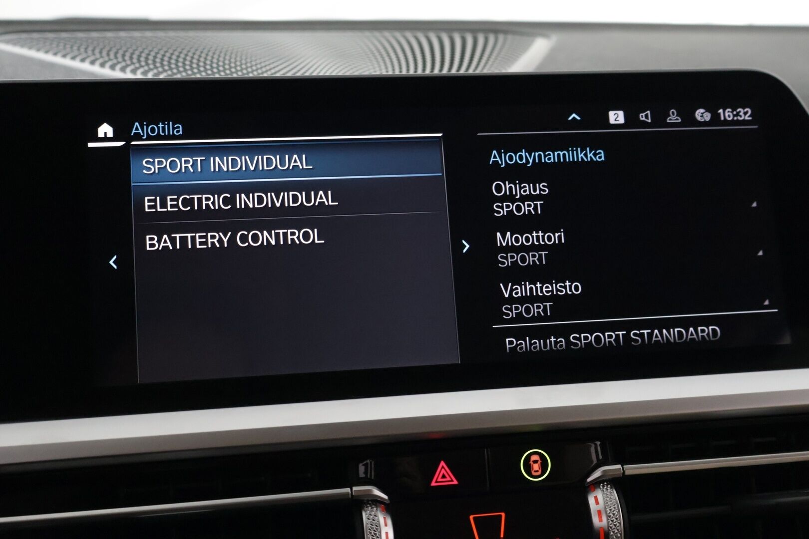 BMW 330 2021 G21 Touring 330e A Charged Edition Sport  * Sportline / Digimittaristo / H&K / S-koukku / ACC / Nahkasisusta / - | Harman-Cardon- sound system | Ambient light | Tutkat | Vaalea nahkasisusta | Akkukäyttöinen lisälämmitin | Adaptiivinen vakionopeudensäädin |