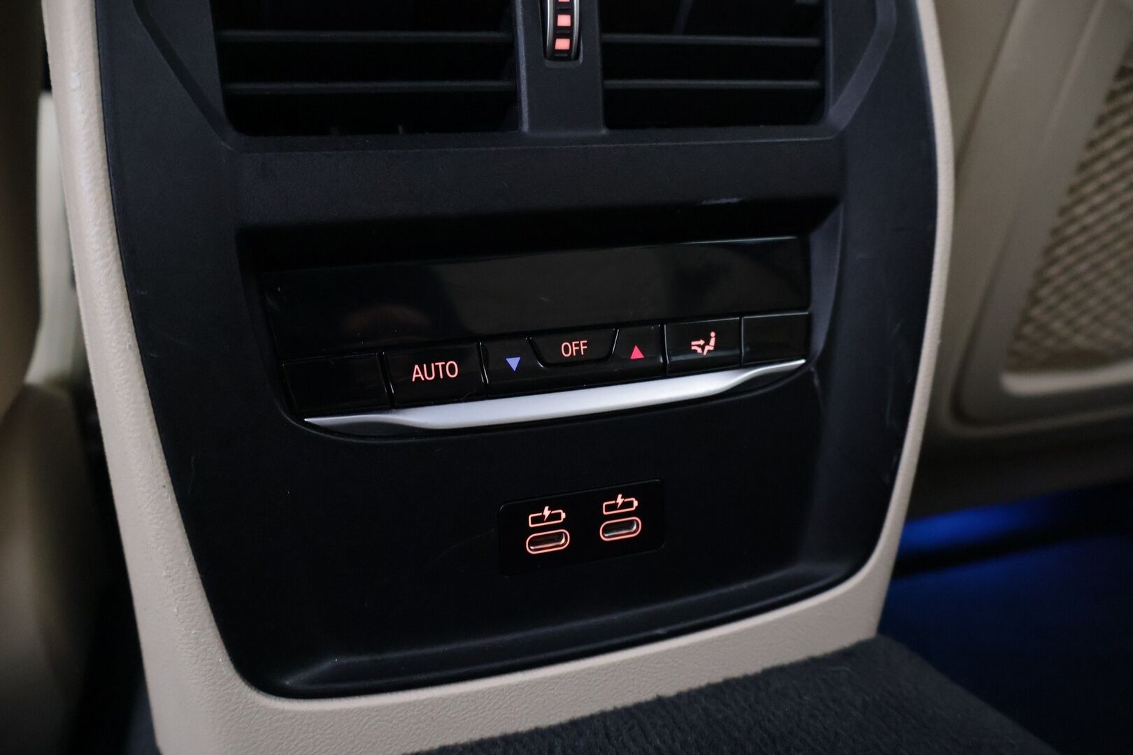 BMW 330 2021 G21 Touring 330e A Charged Edition Sport  * Sportline / Digimittaristo / H&K / S-koukku / ACC / Nahkasisusta / - | Harman-Cardon- sound system | Ambient light | Tutkat | Vaalea nahkasisusta | Akkukäyttöinen lisälämmitin | Adaptiivinen vakionopeudensäädin |