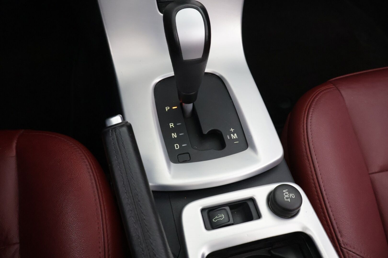 Volvo C70 2012 T5 Summum aut  *Muistipenkit / Punainen Nahkasisusta / Premium Äänentoisto / Vakkari / Sähkölasit / Penkinlämmittimet* - Jakopää tehty 05/24! / Huippusiisti / Kattavasti huollettu
