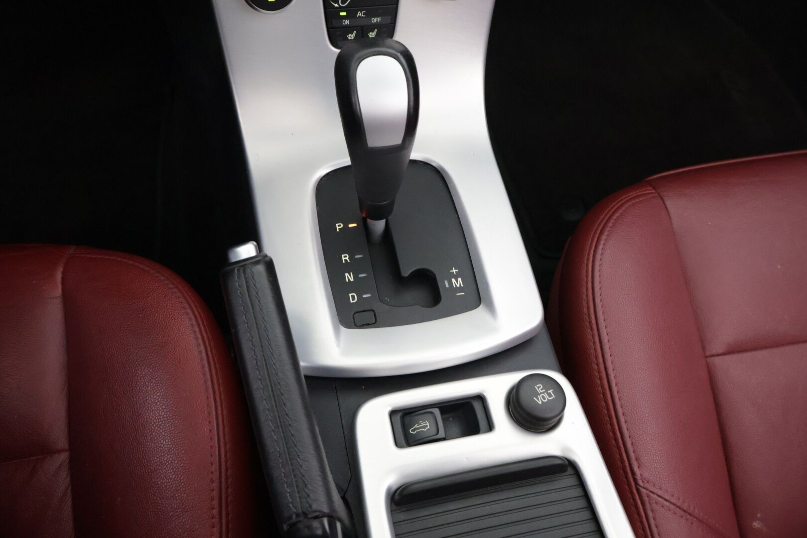 Volvo C70 2012 T5 Summum aut  *Muistipenkit / Punainen Nahkasisusta / Premium Äänentoisto / Vakkari / Sähkölasit / Penkinlämmittimet* - Jakopää tehty 05/24! / Huippusiisti / Kattavasti huollettu
