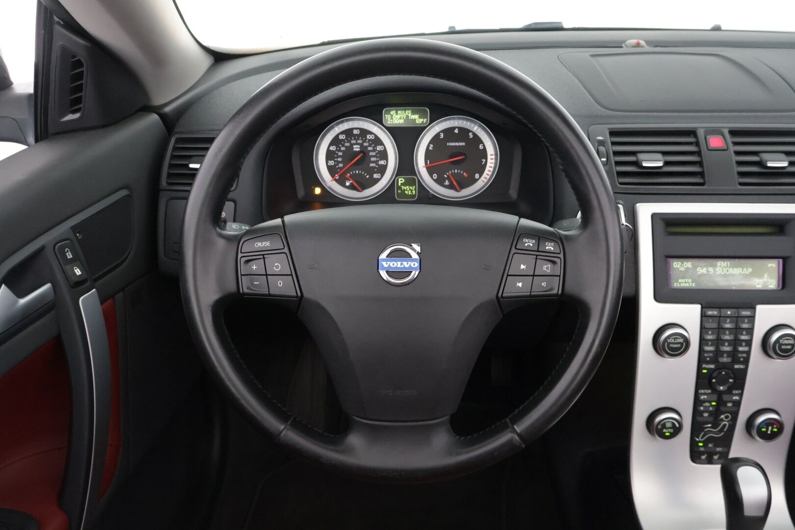 Volvo C70 2012 T5 Summum aut  *Muistipenkit / Punainen Nahkasisusta / Premium Äänentoisto / Vakkari / Sähkölasit / Penkinlämmittimet* - Jakopää tehty 05/24! / Huippusiisti / Kattavasti huollettu