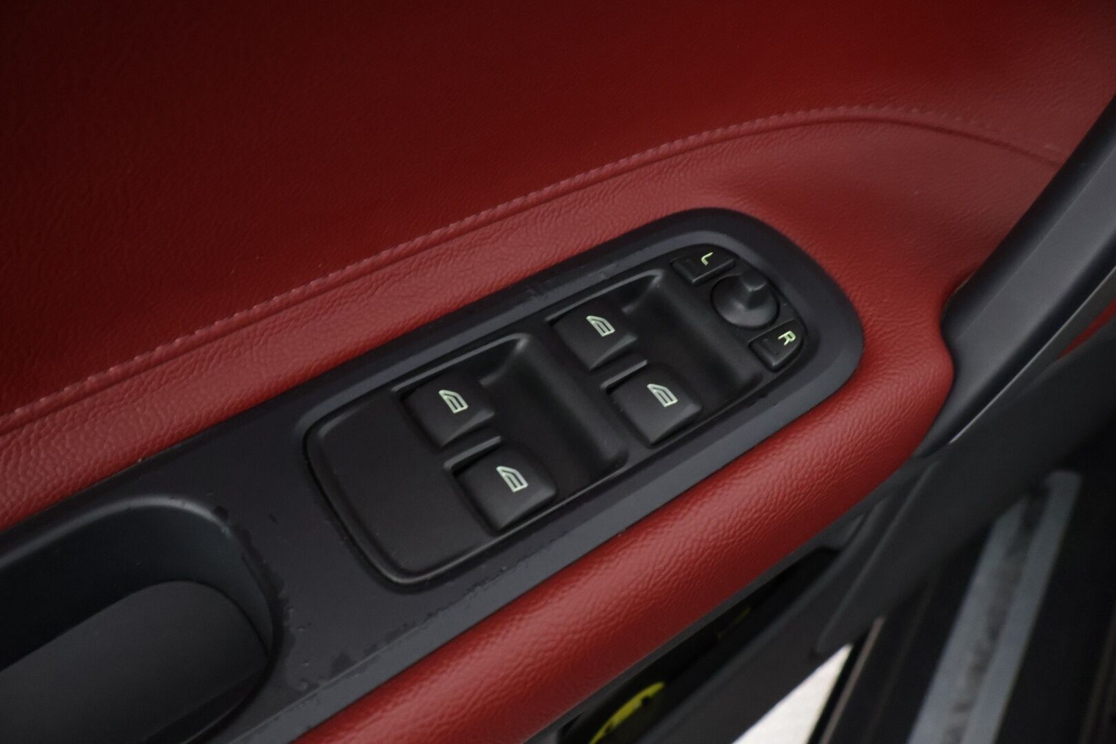 Volvo C70 2012 T5 Summum aut  *Muistipenkit / Punainen Nahkasisusta / Premium Äänentoisto / Vakkari / Sähkölasit / Penkinlämmittimet* - Jakopää tehty 05/24! / Huippusiisti / Kattavasti huollettu