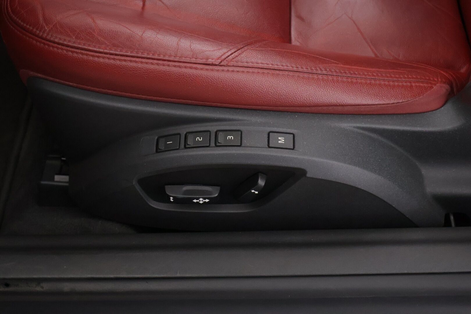 Volvo C70 2012 T5 Summum aut  *Muistipenkit / Punainen Nahkasisusta / Premium Äänentoisto / Vakkari / Sähkölasit / Penkinlämmittimet* - Jakopää tehty 05/24! / Huippusiisti / Kattavasti huollettu