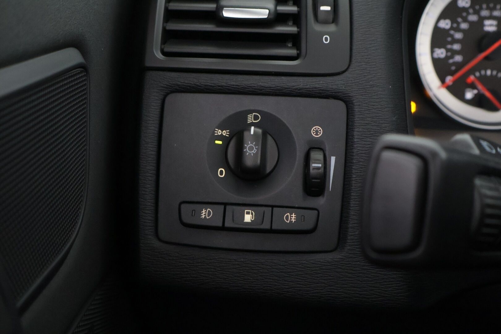 Volvo C70 2012 T5 Summum aut  *Muistipenkit / Punainen Nahkasisusta / Premium Äänentoisto / Vakkari / Sähkölasit / Penkinlämmittimet* - Jakopää tehty 05/24! / Huippusiisti / Kattavasti huollettu