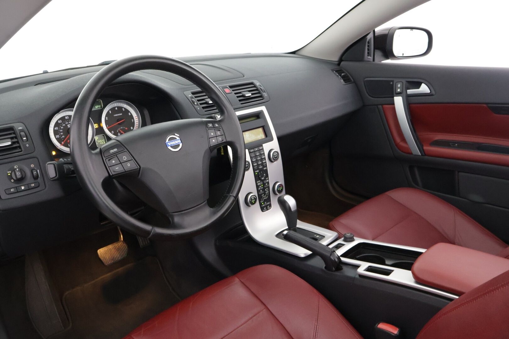 Volvo C70 2012 T5 Summum aut  *Muistipenkit / Punainen Nahkasisusta / Premium Äänentoisto / Vakkari / Sähkölasit / Penkinlämmittimet* - Jakopää tehty 05/24! / Huippusiisti / Kattavasti huollettu