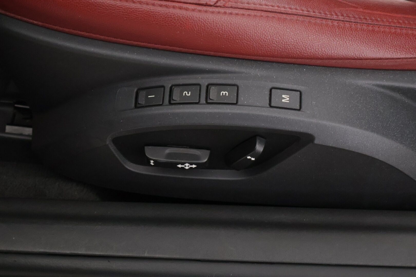 Volvo C70 2012 T5 Summum aut  *Muistipenkit / Punainen Nahkasisusta / Premium Äänentoisto / Vakkari / Sähkölasit / Penkinlämmittimet* - Jakopää tehty 05/24! / Huippusiisti / Kattavasti huollettu