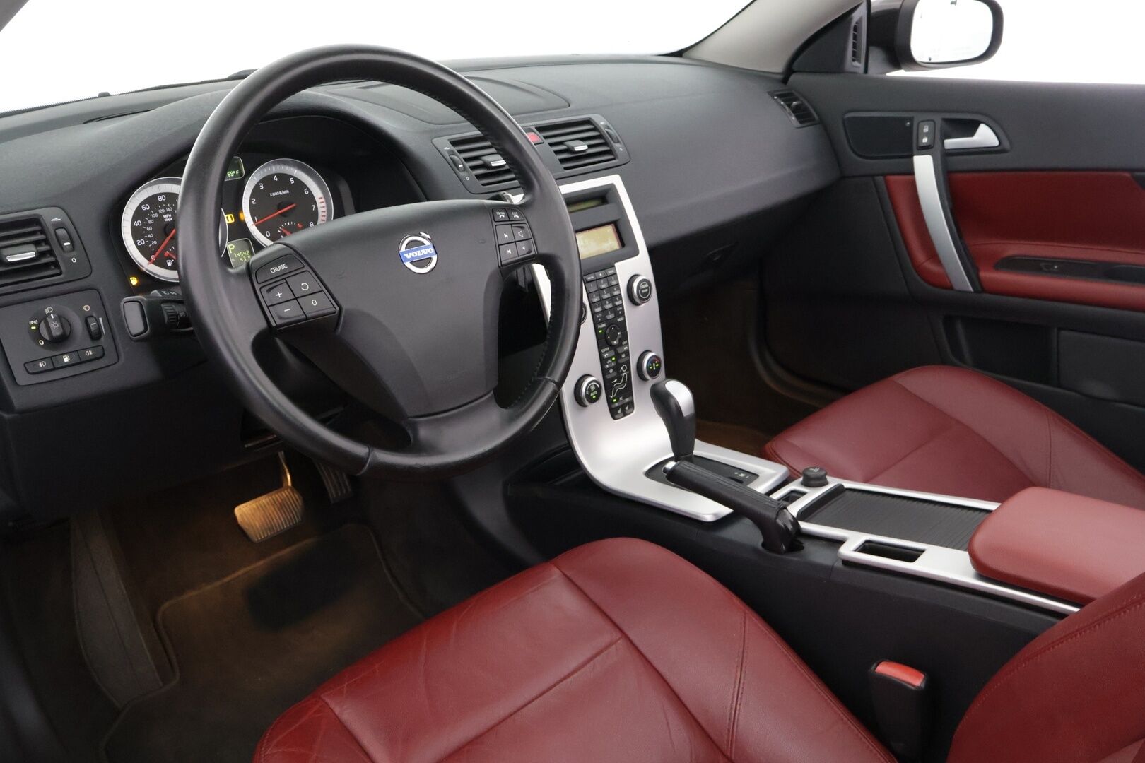 Volvo C70 2012 T5 Summum aut  *Muistipenkit / Punainen Nahkasisusta / Premium Äänentoisto / Vakkari / Sähkölasit / Penkinlämmittimet* - Jakopää tehty 05/24! / Huippusiisti / Kattavasti huollettu