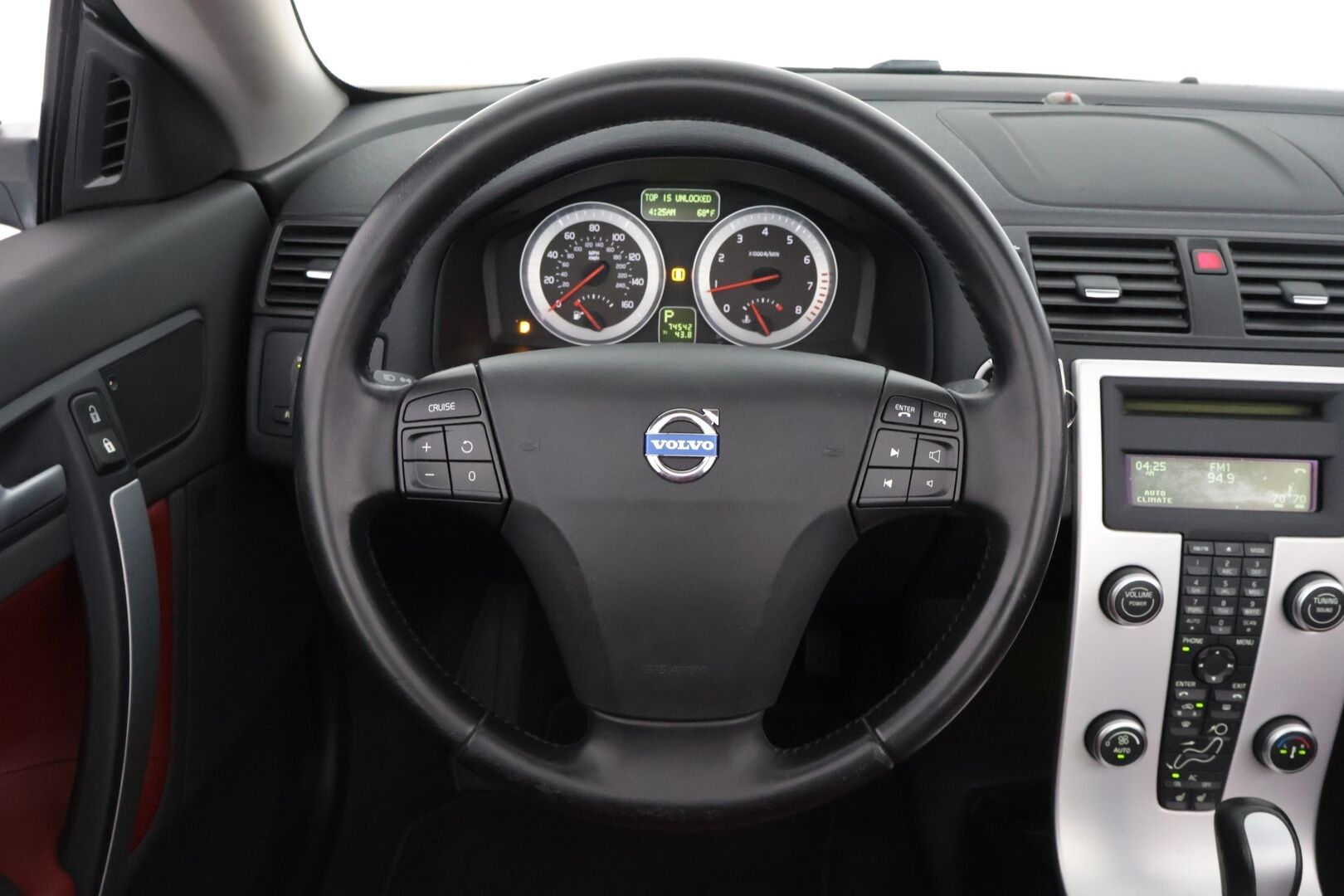 Volvo C70 2012 T5 Summum aut  *Muistipenkit / Punainen Nahkasisusta / Premium Äänentoisto / Vakkari / Sähkölasit / Penkinlämmittimet* - Jakopää tehty 05/24! / Huippusiisti / Kattavasti huollettu