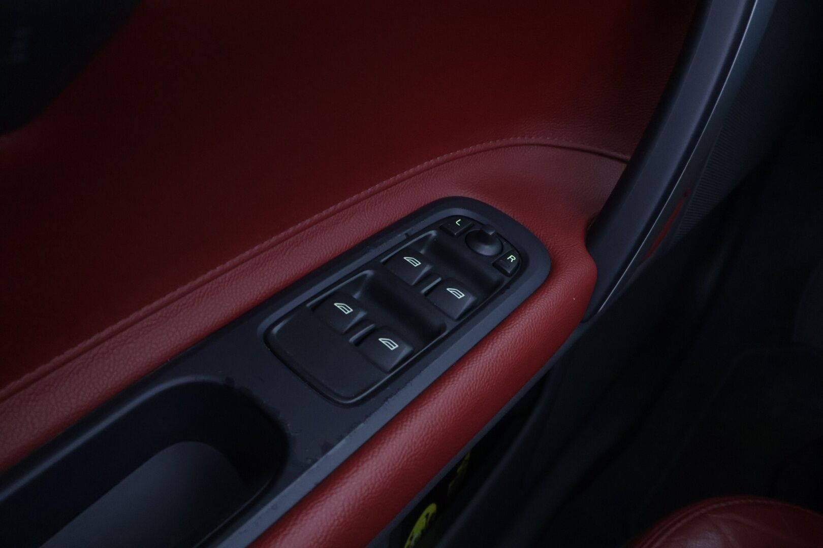Volvo C70 2012 T5 Summum aut  *Muistipenkit / Punainen Nahkasisusta / Premium Äänentoisto / Vakkari / Sähkölasit / Penkinlämmittimet* - Jakopää tehty 05/24! / Huippusiisti / Kattavasti huollettu