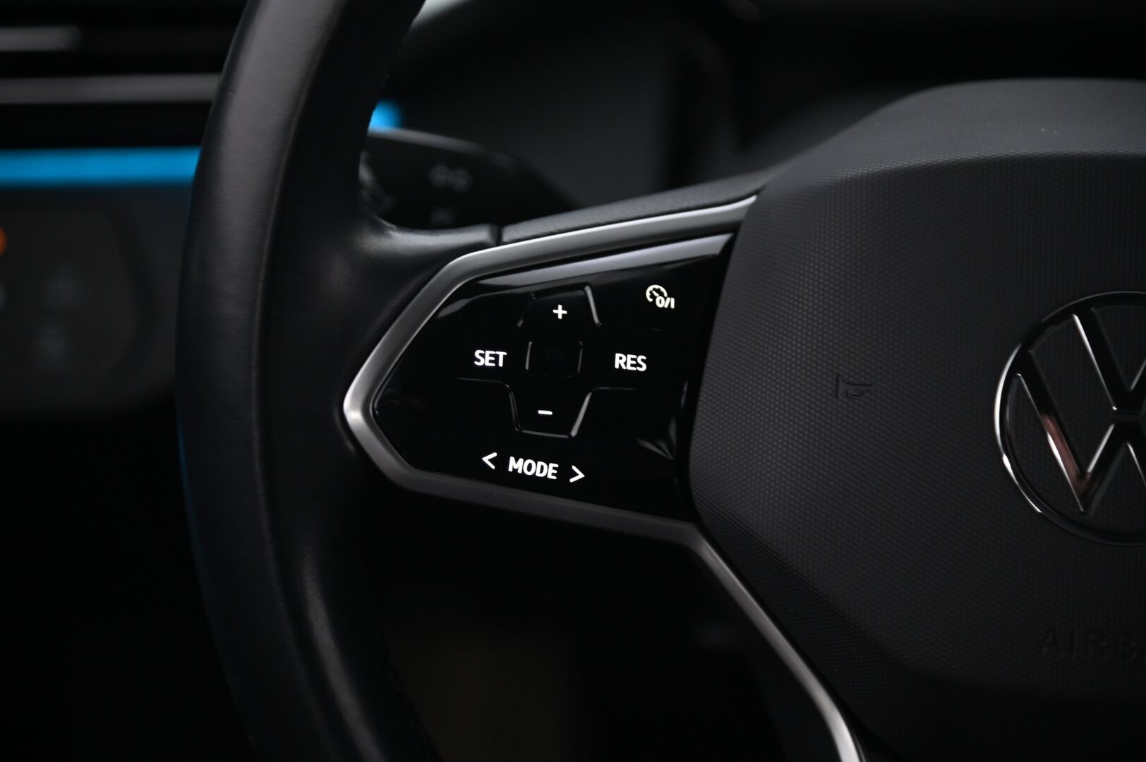 Volkswagen ID.4 2021 PRO 150 KW *ACC / LED-valot / Seisontalämmitys / Digimittaristo / Navi / P-Kamera* - *Juuri saapunut! / Tutkat / Ambient-Light / Puolinahka / Ratinlämmitys / 2X renkaat / AndroidAuto / AppleCarPlay / Mirrorlink*