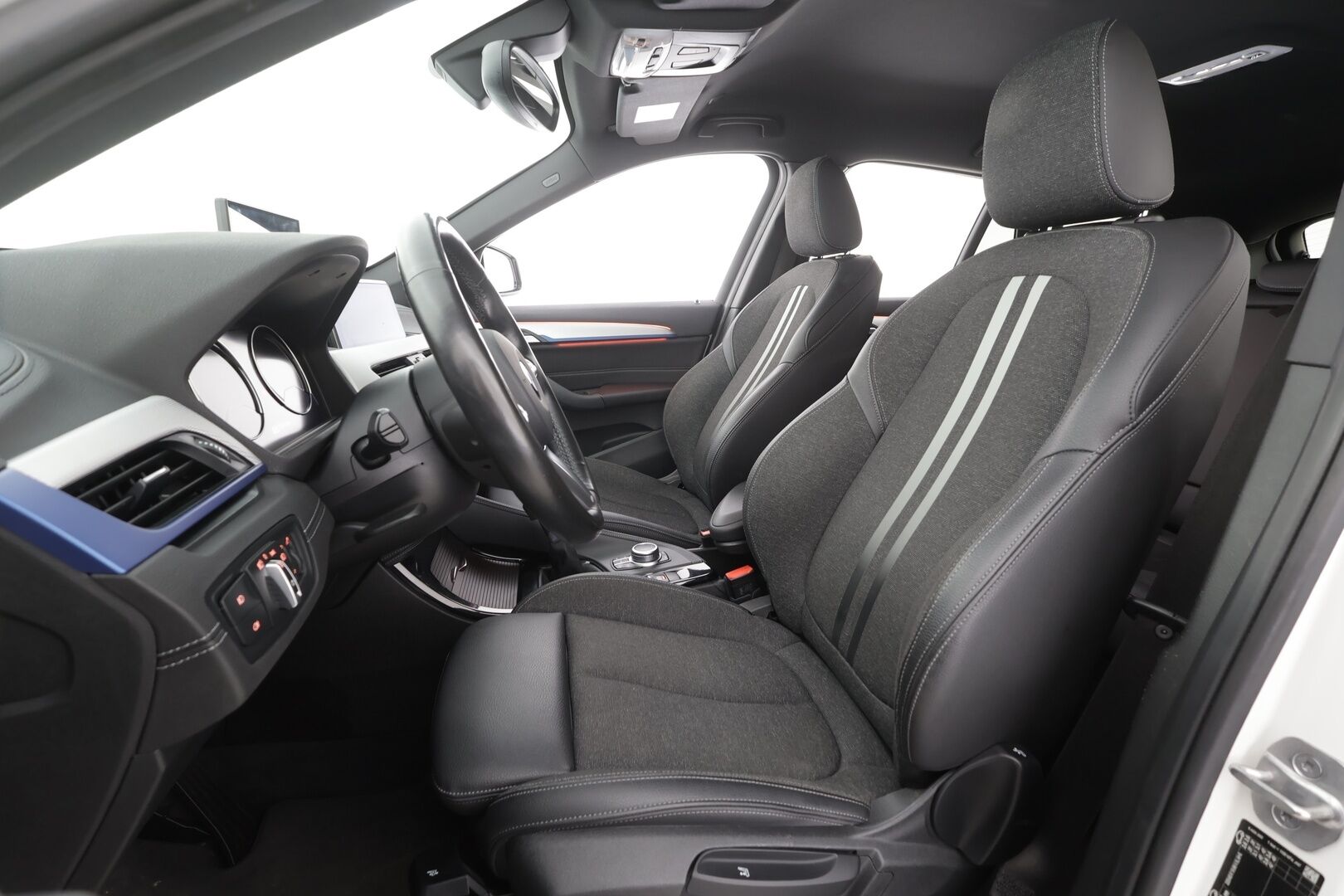 BMW X1 2021 F48 xDrive25e A Business M Sport - Adapt.Vakkari | LED | Sporttipenkit | P.Kamera | Puolinahat | Navi | Kahdet Renkaat |