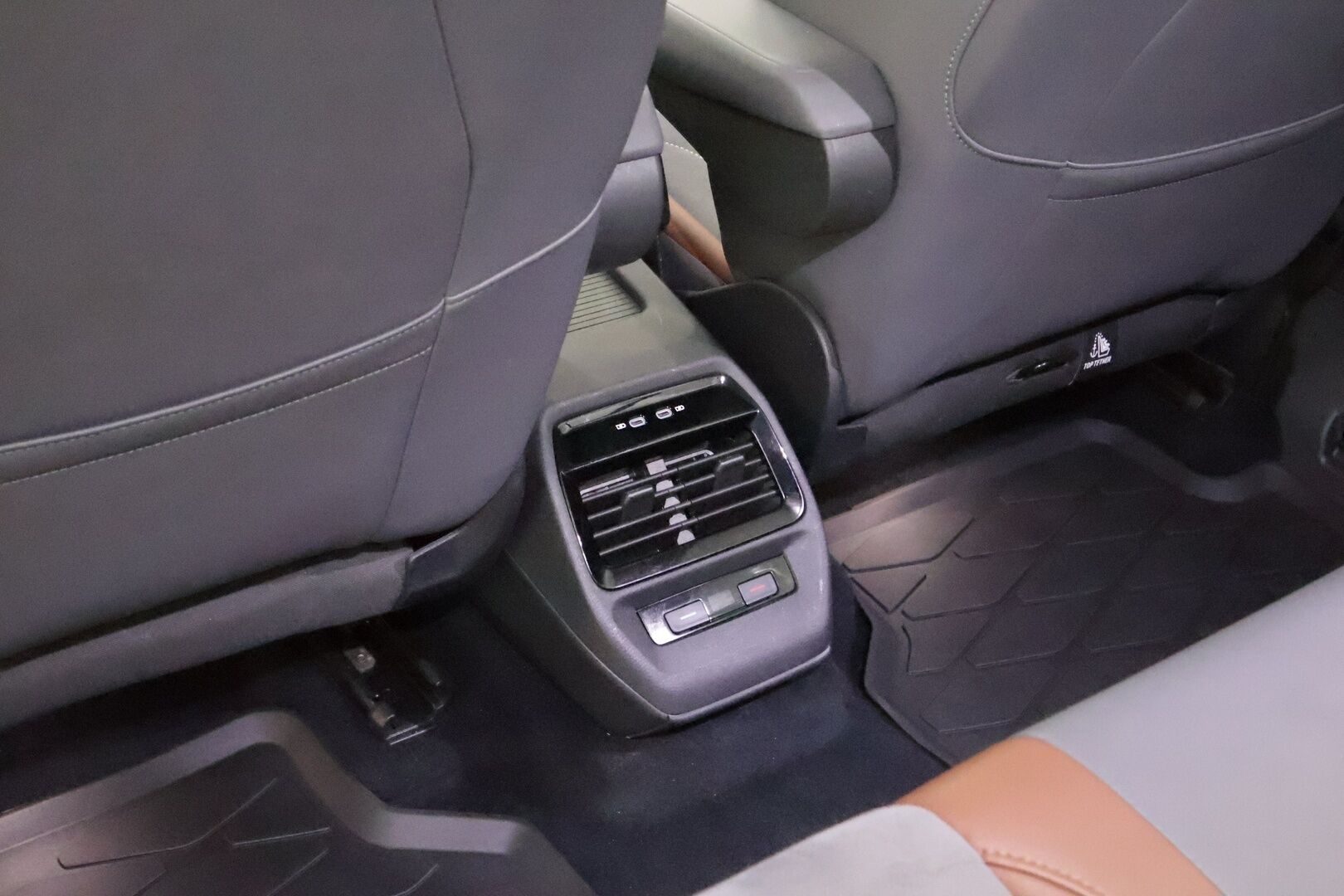 VOLKSWAGEN ID.4 2021 Pro Performance 1ST Max 150 kW - Uudet kuvat tulossa pian! Lämpöpumppu | HUD | 360 Kamera | Vetokoukku | Adapt.Vak | Hierovat muistipenkit |