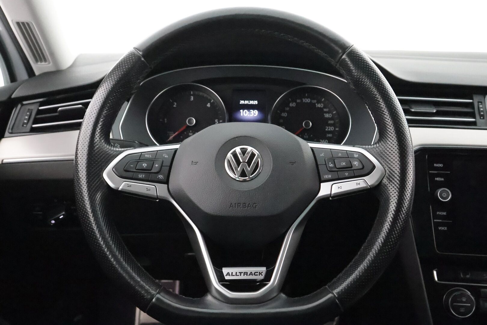 VOLKSWAGEN PASSAT 2020 Variant Alltrack 2,0 TDI SCR 140 kW (190 hv) 4MOTION DSG-automaatti - Webasto | Adapt. Vakkari | Matrix LED | Koukku | Apple&Android | Ratinlämmitin | Jakopää ja mekatroniikka 03/2026