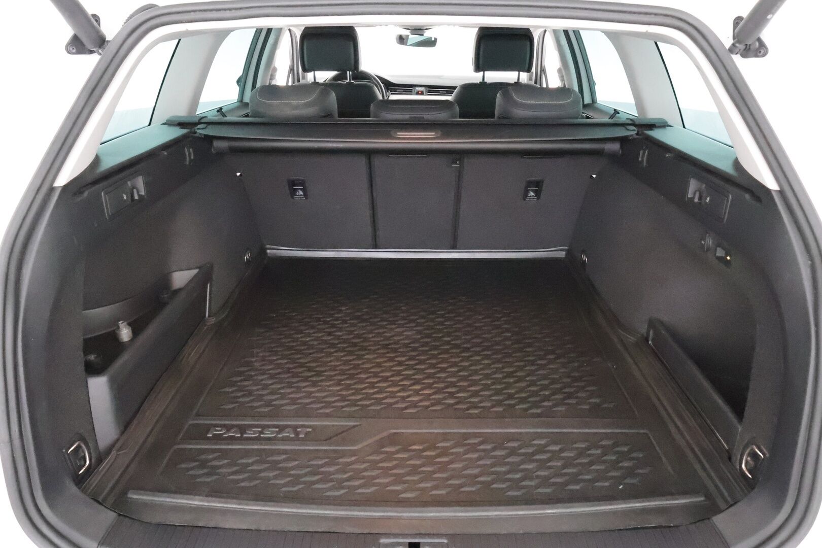 VOLKSWAGEN PASSAT 2020 Variant Alltrack 2,0 TDI SCR 140 kW (190 hv) 4MOTION DSG-automaatti - Webasto | Adapt. Vakkari | Matrix LED | Koukku | Apple&Android | Ratinlämmitin | Jakopää ja mekatroniikka 03/2026