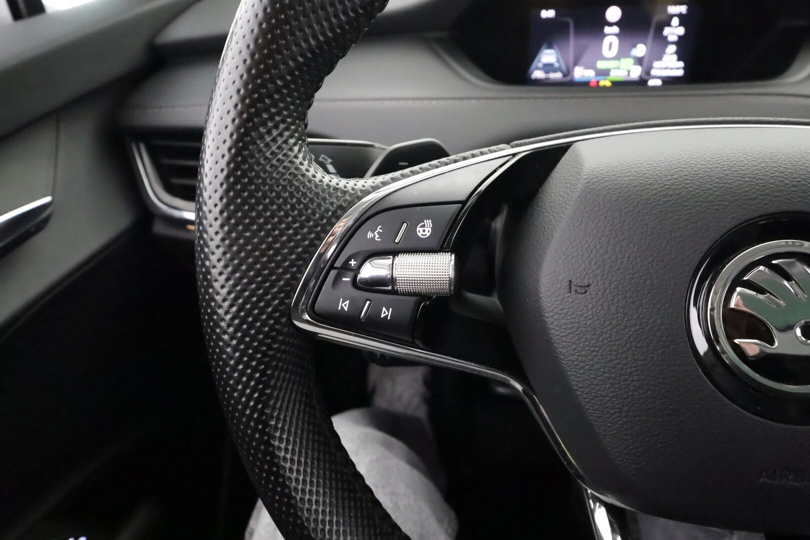 SKODA ENYAQ 2022 80x 4x4 iV Convenience Plus * ACC / ILP / HUD / Koukku / Panorama / 360° / Muistipenkit / Crystal Light Matrix-LED * - Merkkihuollettu / Kahdet Renkaat