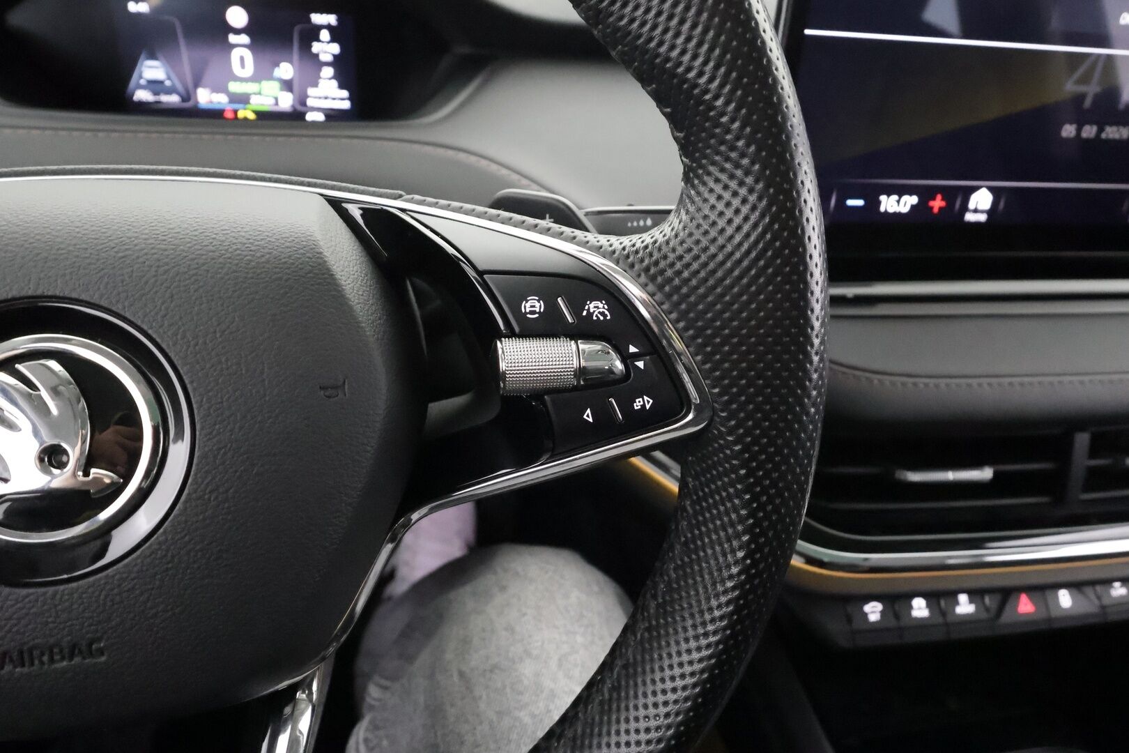 SKODA ENYAQ 2022 80x 4x4 iV Convenience Plus * ACC / ILP / HUD / Koukku / Panorama / 360° / Muistipenkit / Crystal Light Matrix-LED * - Merkkihuollettu / Kahdet Renkaat