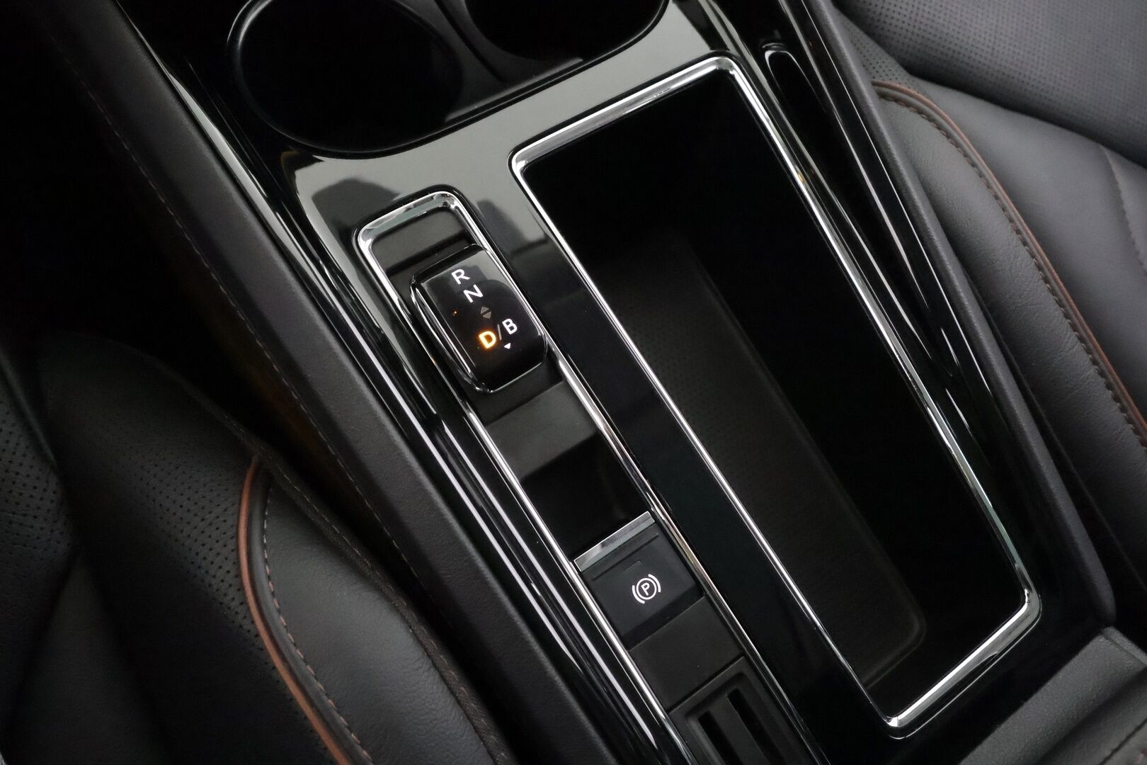 SKODA ENYAQ 2022 80x 4x4 iV Convenience Plus * ACC / ILP / HUD / Koukku / Panorama / 360° / Muistipenkit / Crystal Light Matrix-LED * - Merkkihuollettu / Kahdet Renkaat