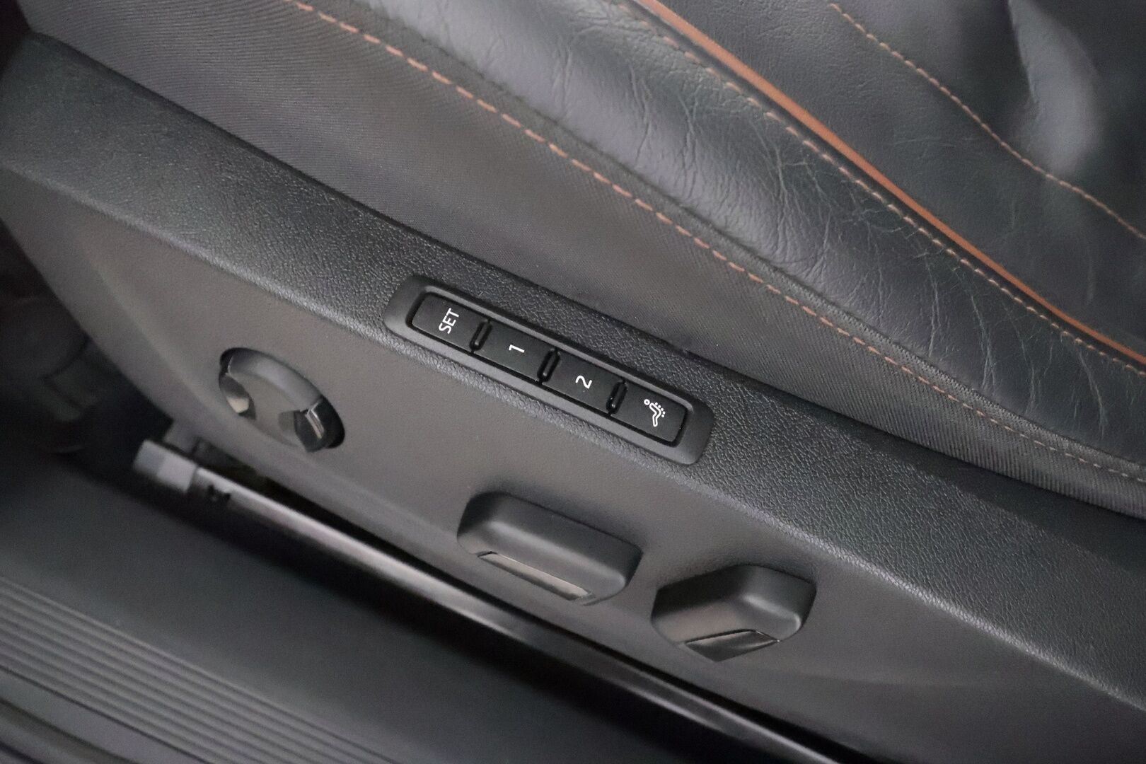 SKODA ENYAQ 2022 80x 4x4 iV Convenience Plus * ACC / ILP / HUD / Koukku / Panorama / 360° / Muistipenkit / Crystal Light Matrix-LED * - Merkkihuollettu / Kahdet Renkaat