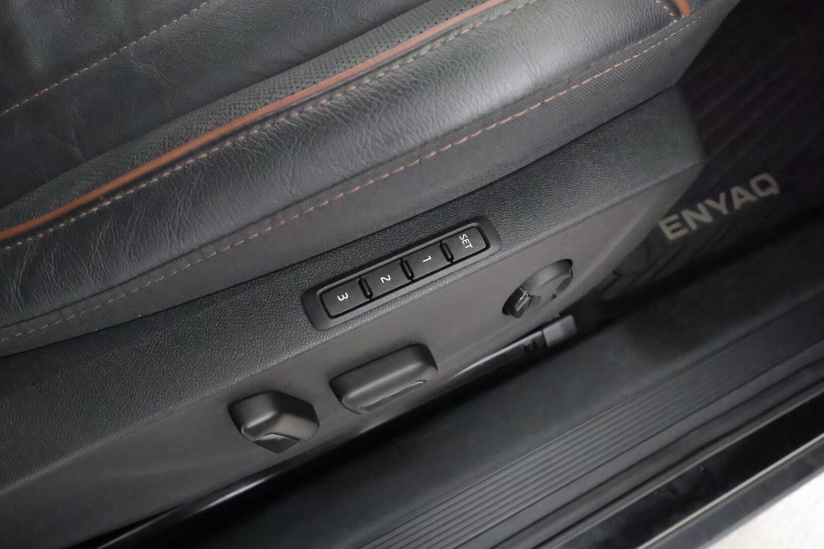 SKODA ENYAQ 2022 80x 4x4 iV Convenience Plus * ACC / ILP / HUD / Koukku / Panorama / 360° / Muistipenkit / Crystal Light Matrix-LED * - Merkkihuollettu / Kahdet Renkaat