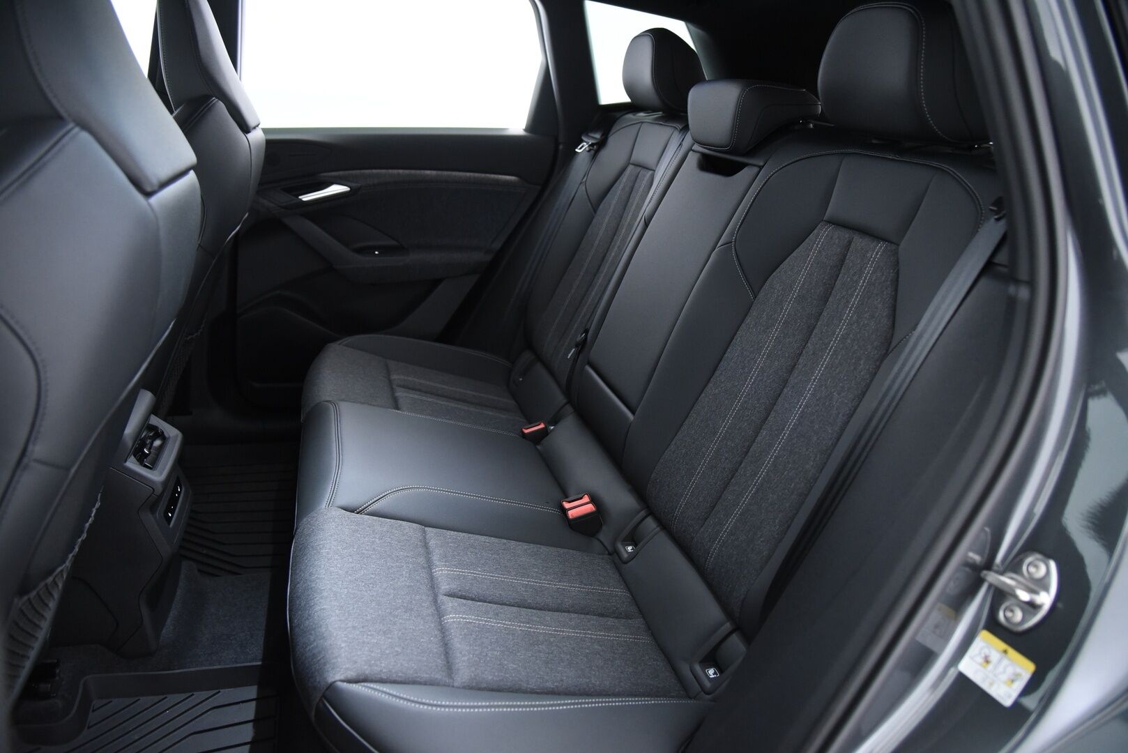 Audi Q6 e-tron 2025 Quattro LE S line / 1. om / Suomi-Auto / Adapt.Vak / 360-Kamera / ILP / KeylessGo / MMI-NAVI - 2,99 % KORKOTARJOUS TÄHÄN AUTOON 7.9. ASTI! - 1. om / Suomi-Auto / Adapt.Vak / Adapt.LED / 360-Kamera / ILP / KeylessGo / MMI-NAVI