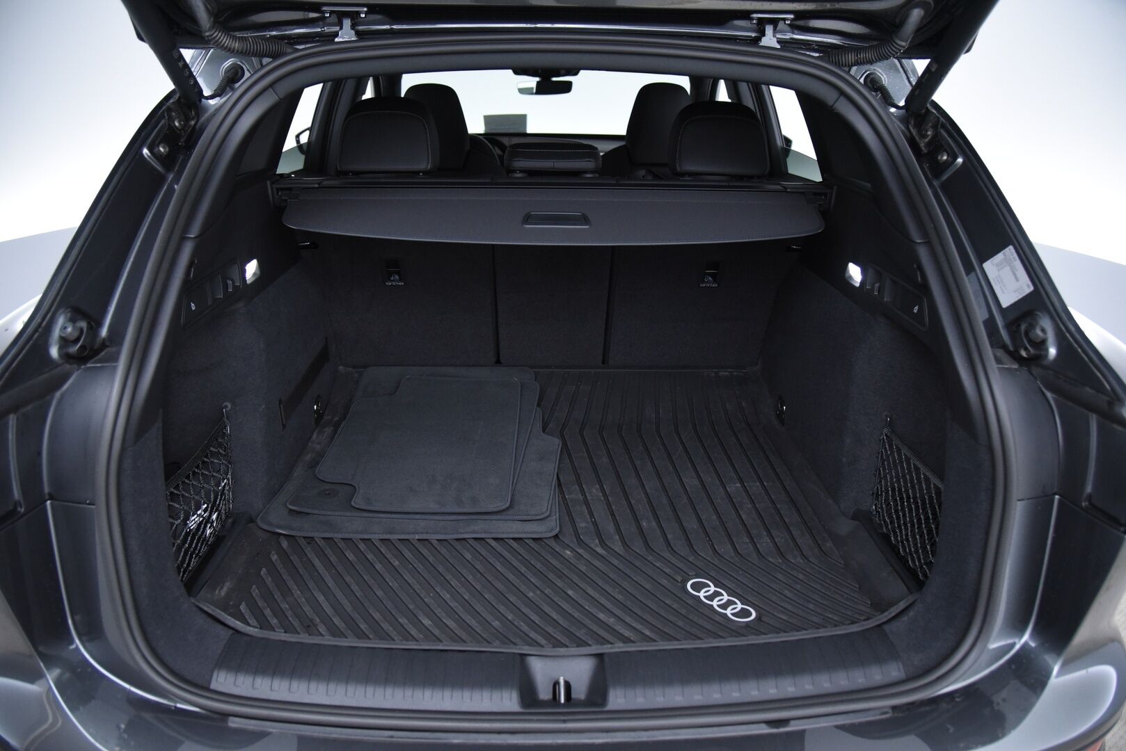 Audi Q6 e-tron 2025 Quattro LE S line / 1. om / Suomi-Auto / Adapt.Vak / 360-Kamera / ILP / KeylessGo / MMI-NAVI - 2,99 % KORKOTARJOUS TÄHÄN AUTOON 7.9. ASTI! - 1. om / Suomi-Auto / Adapt.Vak / Adapt.LED / 360-Kamera / ILP / KeylessGo / MMI-NAVI