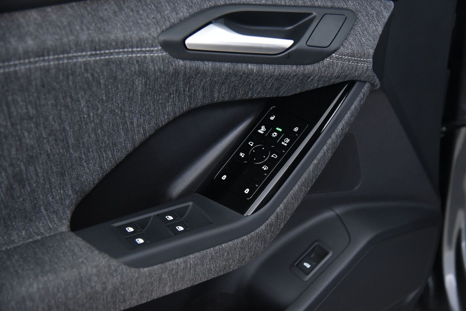 Audi Q6 e-tron 2025 Quattro LE S line / 1. om / Suomi-Auto / Adapt.Vak / 360-Kamera / ILP / KeylessGo / MMI-NAVI - 2,99 % KORKOTARJOUS TÄHÄN AUTOON 7.9. ASTI! - 1. om / Suomi-Auto / Adapt.Vak / Adapt.LED / 360-Kamera / ILP / KeylessGo / MMI-NAVI