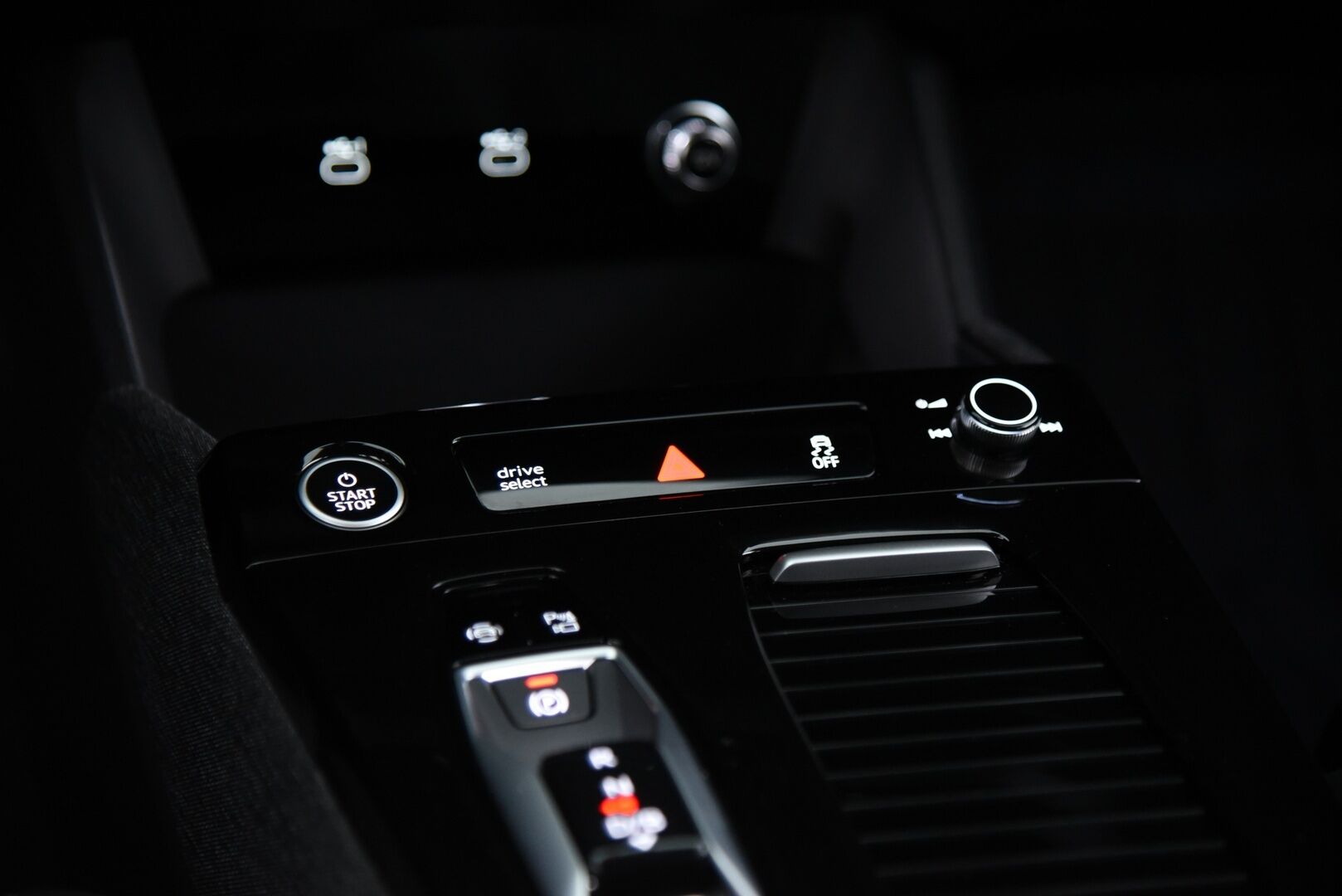 Audi Q6 e-tron 2025 Quattro LE S line / 1. om / Suomi-Auto / Adapt.Vak / 360-Kamera / ILP / KeylessGo / MMI-NAVI - Akuston esilämmitys / Suomi-Auto / Adapt.Vak / Adapt.LED / 360-Kamera / ILP / KeylessGo / MMI-NAVI / 2x Vanteet