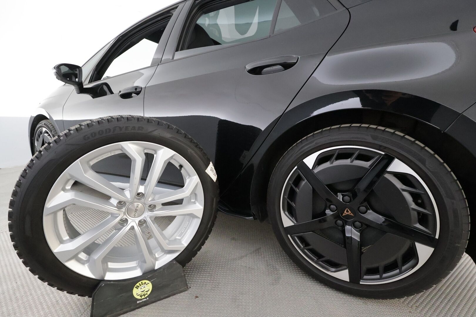 CUPRA Born 2025 e-Boost 170 kW * Lasikatto / ILP / ACC / LED / 360 / Hierovat Sportpenkit / Kaistavahti / Navi / Keyless * - 1-om Suomi-auto / 2x Latauskaapelit / Kahdet renkaat aluvanteilla / Merkkihuollot - HULLUT AVAJAISHULINAT KORKOTARJOUS 3,29 %