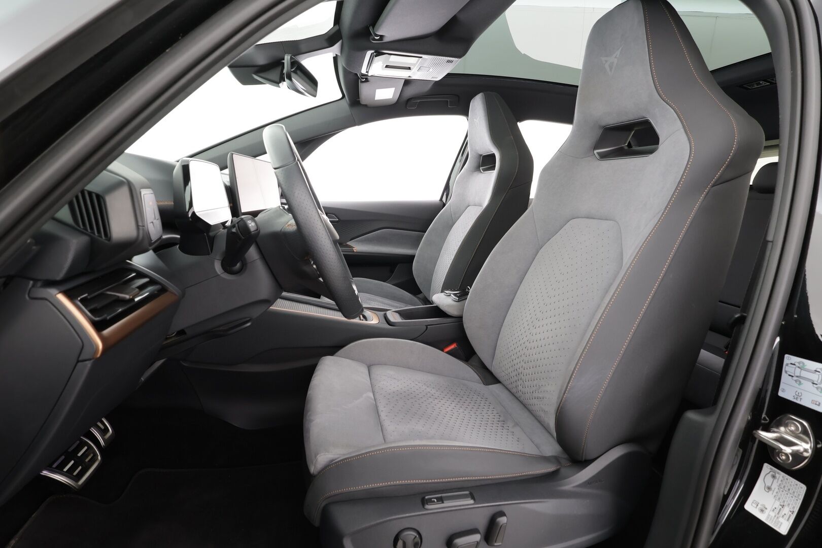 CUPRA Born 2025 e-Boost 170 kW * Lasikatto / ILP / ACC / LED / 360 / Hierovat Sportpenkit / Kaistavahti / Navi / Keyless * - 1-om Suomi-auto / 2x Latauskaapelit / Kahdet renkaat aluvanteilla / Merkkihuollot - HULLUT AVAJAISHULINAT KORKOTARJOUS 3,29 %