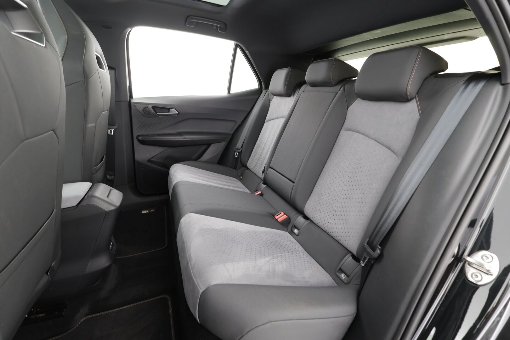 CUPRA Born 2025 e-Boost 170 kW * Lasikatto / ILP / ACC / LED / 360 / Hierovat Sportpenkit / Kaistavahti / Navi / Keyless * - 1-om Suomi-auto / 2x Latauskaapelit / Kahdet renkaat aluvanteilla / Merkkihuollot - HULLUT AVAJAISHULINAT KORKOTARJOUS 3,29 %