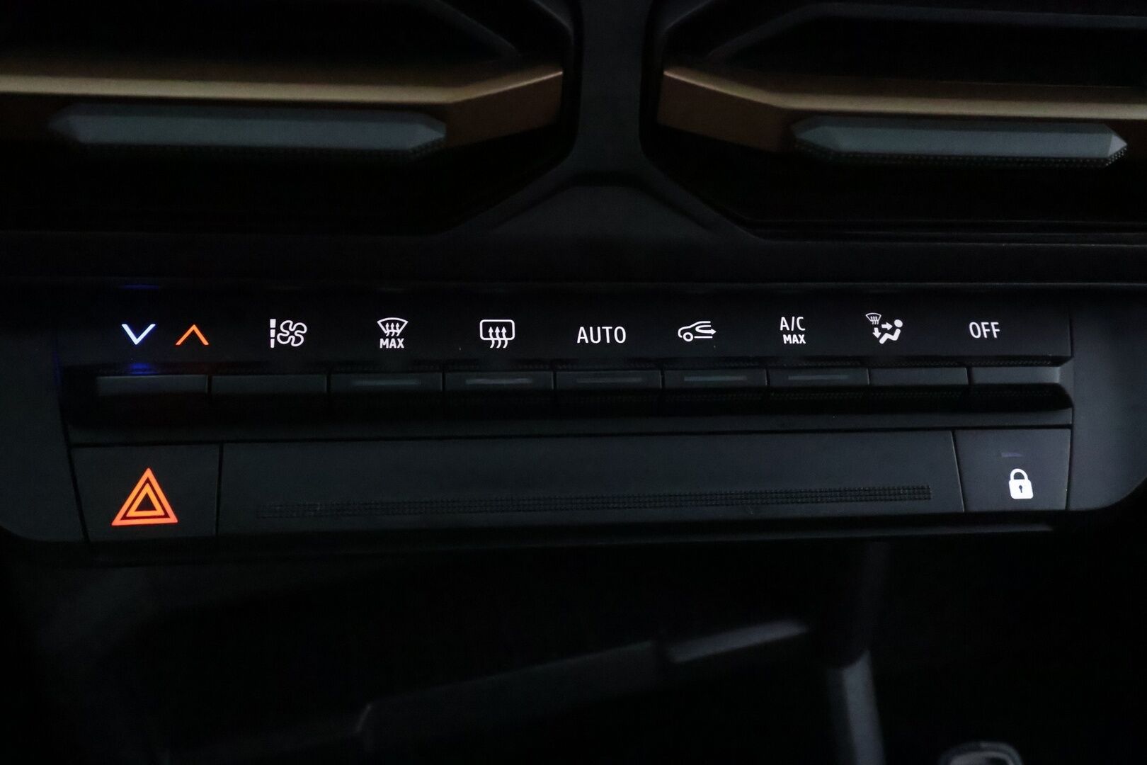 Dacia Duster 2024 TCe 130 4x4 Extreme - | LED | Koukku | Vakkari | P.kamera ja tutkat | Lämm. ratti | Lane Assist | BSM | Apple & Android | Digimittari | Lohko+sisälämmitin | Merkkihuollettu | 