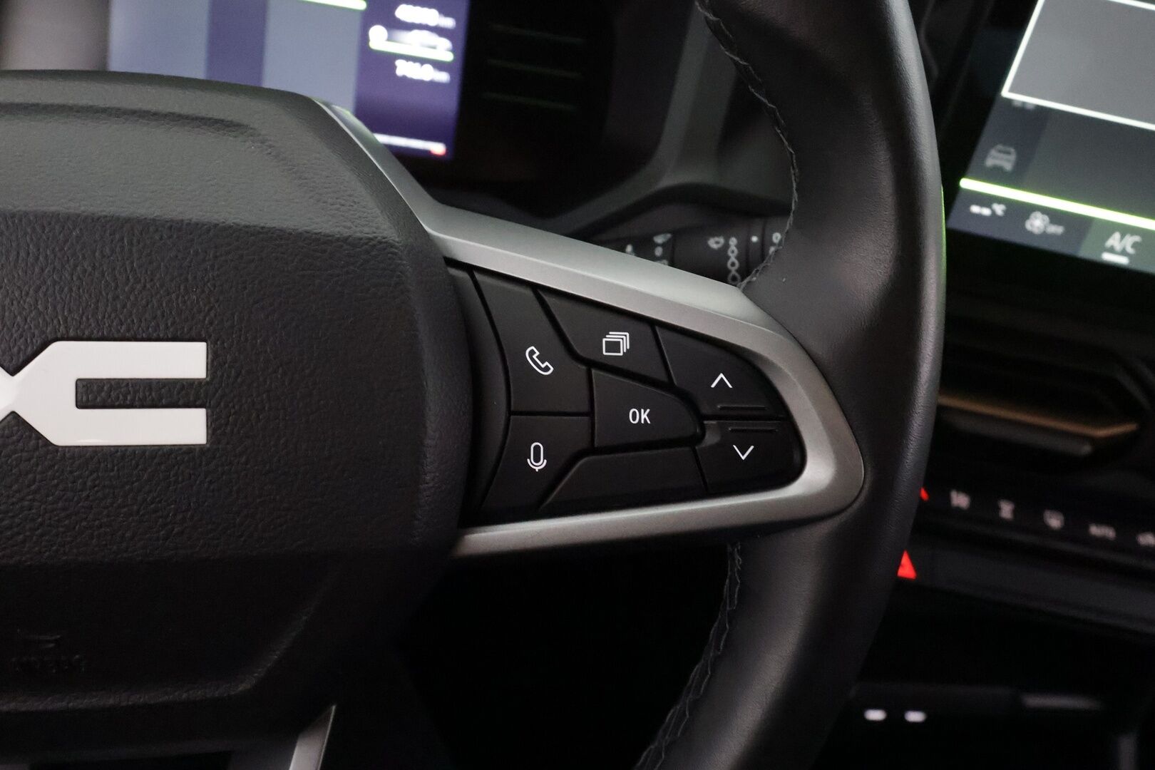 Dacia Duster 2024 TCe 130 4x4 Extreme - | LED | Koukku | Vakkari | P.kamera ja tutkat | Lämm. ratti | Lane Assist | BSM | Apple & Android | Digimittari | Lohko+sisälämmitin | Merkkihuollettu | 