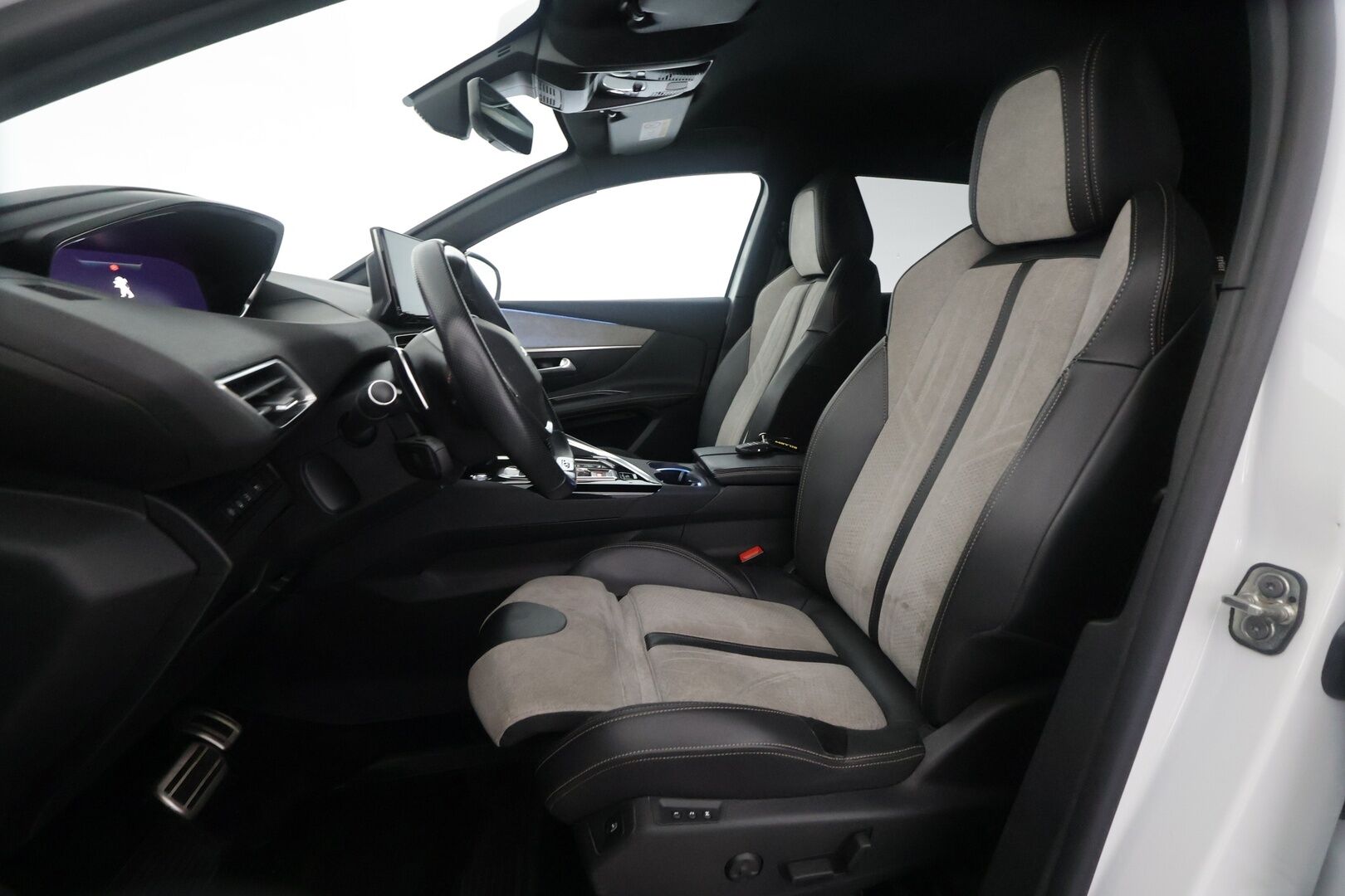 Peugeot 3008 2021 GT Hybrid4 300 EAT8-automaatti - | ACC | Koukku | Focal | Muistipenkki hieronnalla | Nahka-alcantara | Keyless | LED | P.kamera | Apple & Android | Lane Assist | BSM | 2x renkaat aluin | 