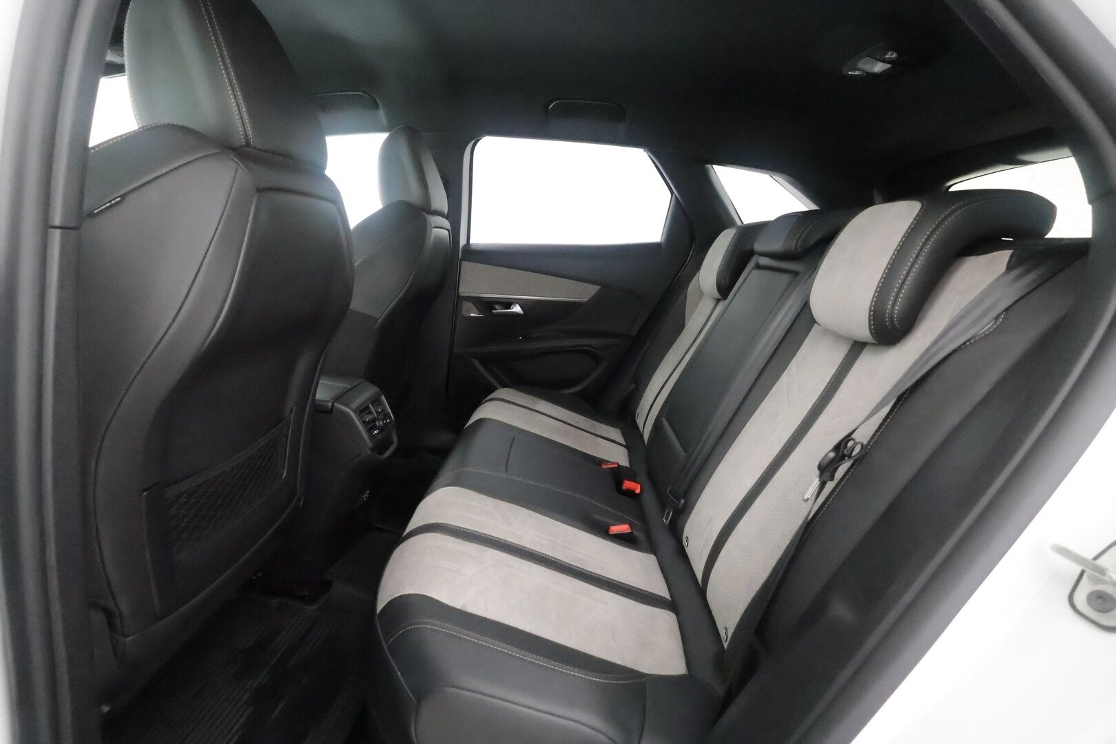 Peugeot 3008 2021 GT Hybrid4 300 EAT8-automaatti - | ACC | Koukku | Focal | Muistipenkki hieronnalla | Nahka-alcantara | Keyless | LED | P.kamera | Apple & Android | Lane Assist | BSM | 2x renkaat aluin | 