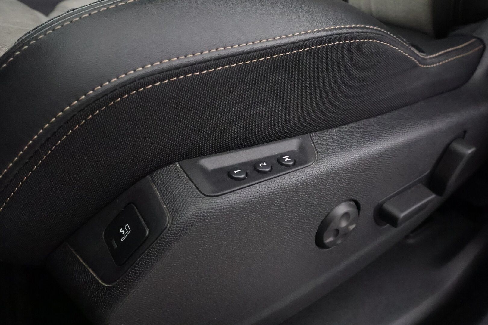 Peugeot 3008 2021 GT Hybrid4 300 EAT8-automaatti - | ACC | Koukku | Focal | Muistipenkki hieronnalla | Nahka-alcantara | Keyless | LED | P.kamera | Apple & Android | Lane Assist | BSM | 2x renkaat aluin | 