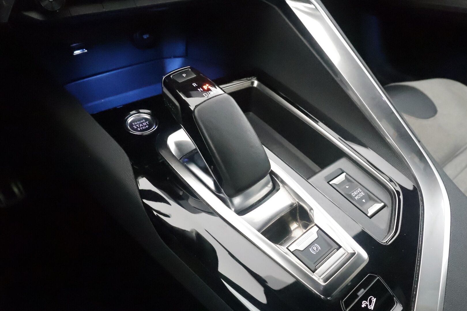 Peugeot 3008 2021 GT Hybrid4 300 EAT8-automaatti - | ACC | Koukku | Focal | Muistipenkki hieronnalla | Nahka-alcantara | Keyless | LED | P.kamera | Apple & Android | Lane Assist | BSM | 2x renkaat aluin | 