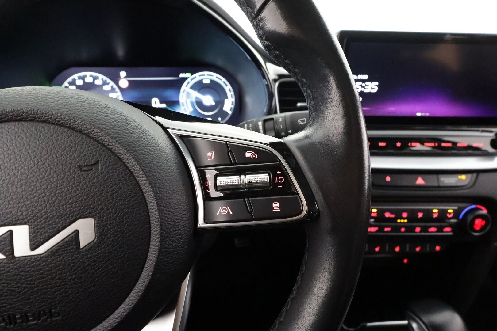 Kia Ceed 2022 1,6 GDI Plug-In Hybrid Business Premium SW DCT * ACC / P.kamera / Muistipenkki / Navi / Ilmastoidut nahat / Panorama * - Keyless / Kahdet renkaat aluvanteilla / Merkkihuollettu