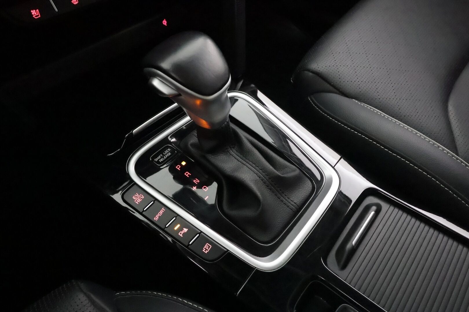 Kia Ceed 2022 1,6 GDI Plug-In Hybrid Business Premium SW DCT * ACC / P.kamera / Muistipenkki / Navi / Ilmastoidut nahat / Panorama * - Keyless / Kahdet renkaat aluvanteilla / Merkkihuollettu