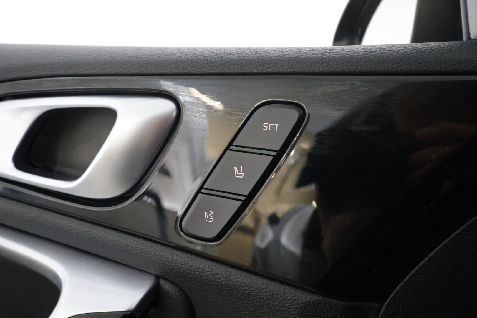 Kia Ceed 2022 1,6 GDI Plug-In Hybrid Business Premium SW DCT * ACC / P.kamera / Muistipenkki / Navi / Ilmastoidut nahat / Panorama * - Keyless / Kahdet renkaat aluvanteilla / Merkkihuollettu