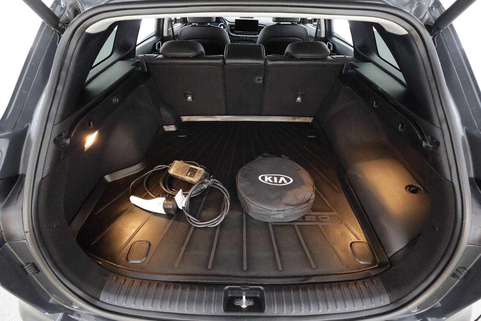 Kia Ceed 2022 1,6 GDI Plug-In Hybrid Business Premium SW DCT * ACC / P.kamera / Muistipenkki / Navi / Ilmastoidut nahat / Panorama * - Keyless / Kahdet renkaat aluvanteilla / Merkkihuollettu