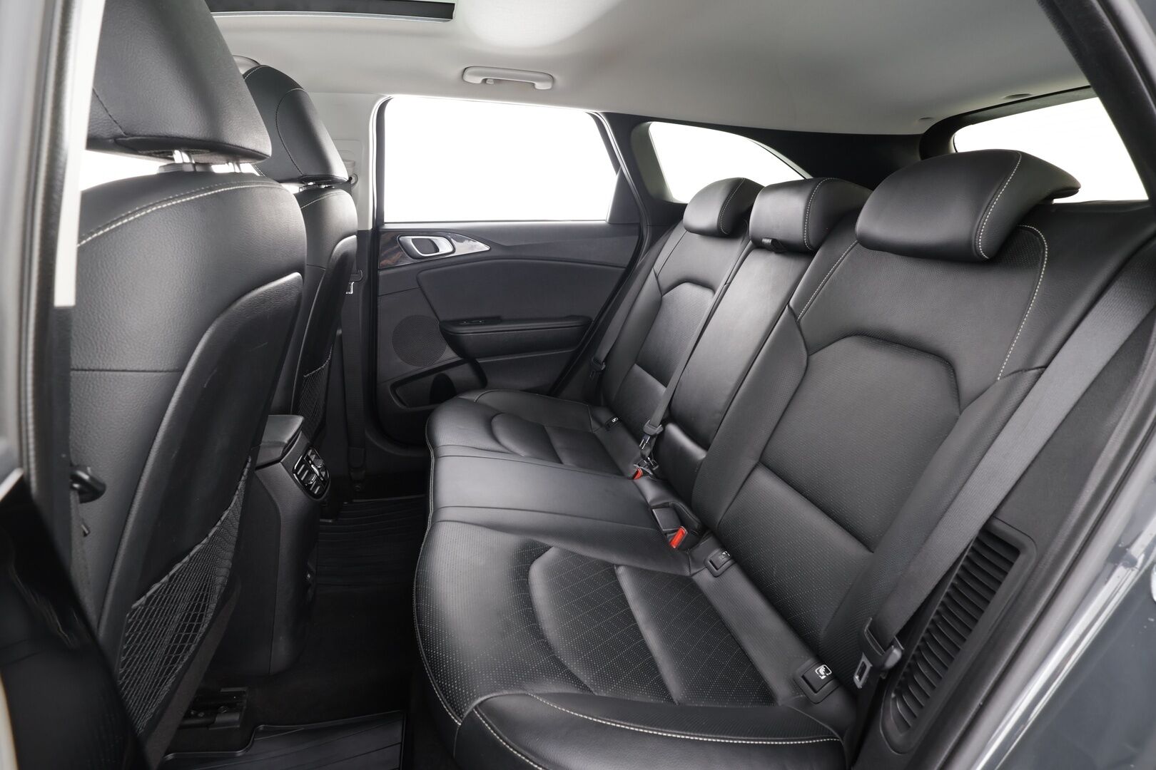 Kia Ceed 2022 1,6 GDI Plug-In Hybrid Business Premium SW DCT * ACC / P.kamera / Muistipenkki / Navi / Ilmastoidut nahat / Panorama * - Keyless / Kahdet renkaat aluvanteilla / Merkkihuollettu