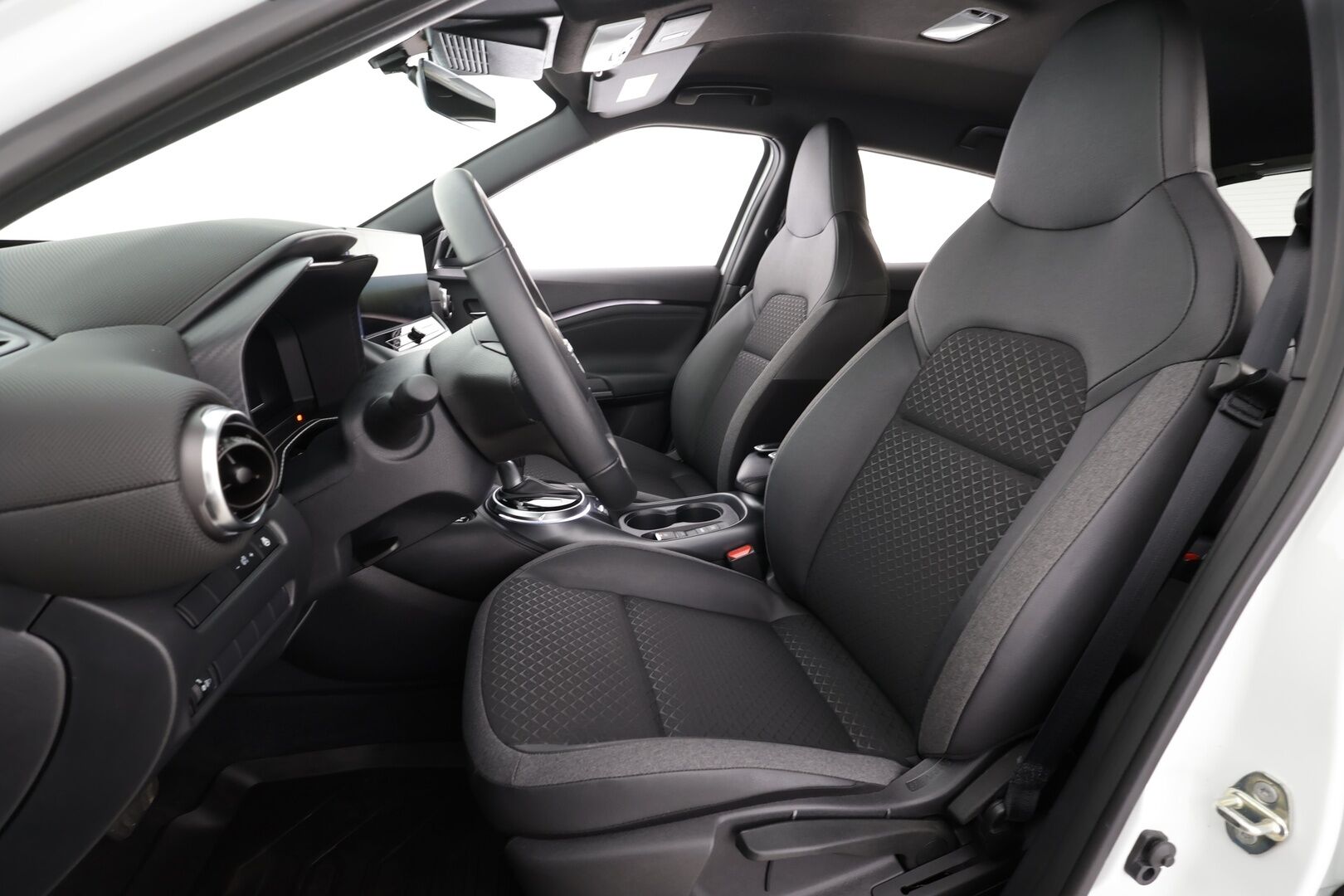 Nissan Juke 2025 DIG-T 143HP 4AMT N-Connecta + Navi HEV MY24 SL *Vakionopeudensäädin / Kamera / LED / Navi / KeylessGo / Puolinahat* - 1.Om Suomi-auto / Kahdet Renkaat  + Vanteet / Alvillinen