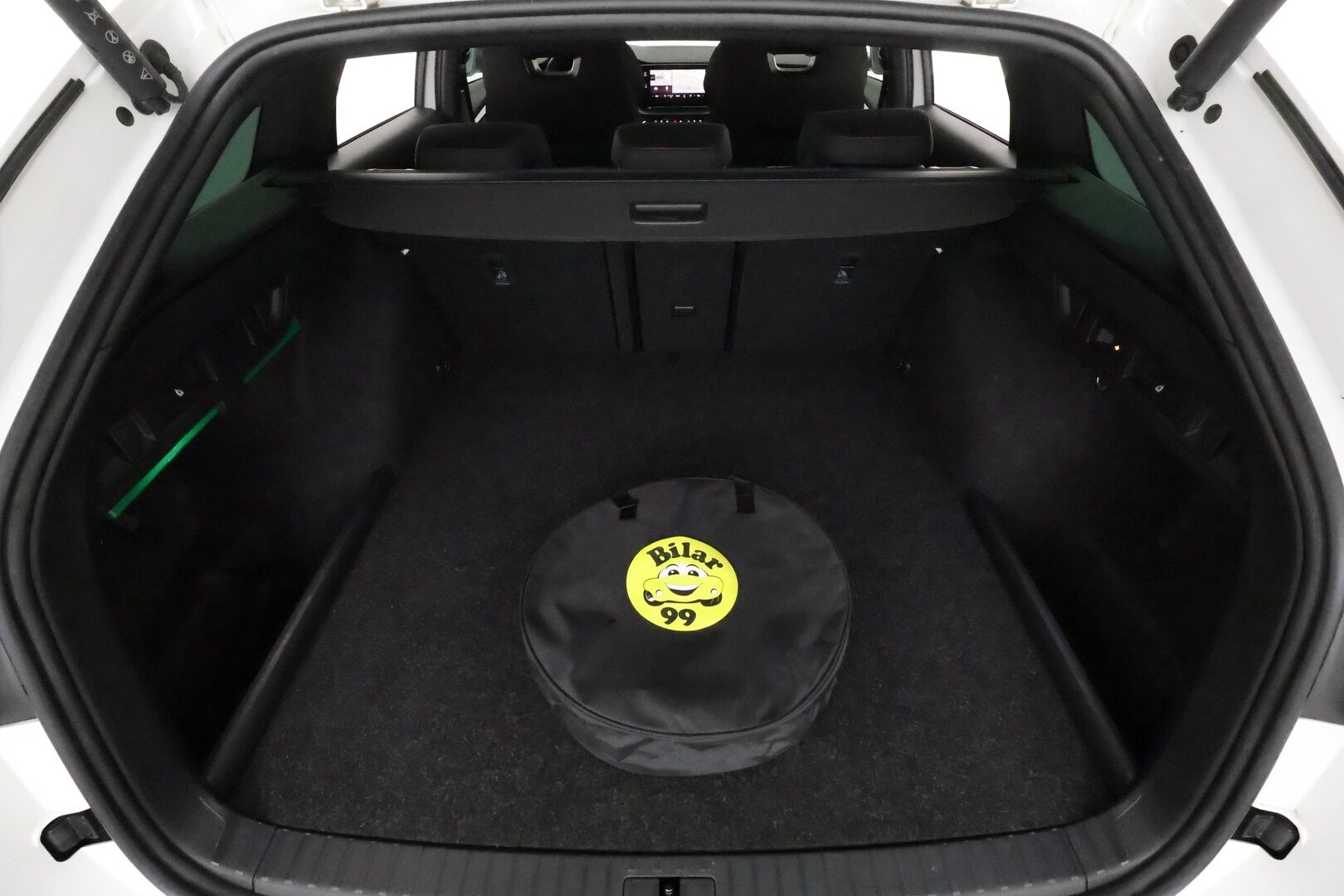 Skoda Octavia 2023 Combi 1.4 TSI PHEV RS iV DSG *ACC / Matrix LED / Webasto / Koukku / Sporttipenkit / Navi / P.kamera / KeylessGo* - Kahdet renkaat aluvanteilla