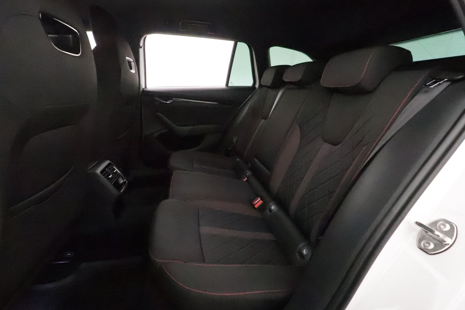 Skoda Octavia 2023 Combi 1.4 TSI PHEV RS iV DSG *ACC / Matrix LED / Webasto / Koukku / Sporttipenkit / Navi / P.kamera / KeylessGo* - Kahdet renkaat aluvanteilla