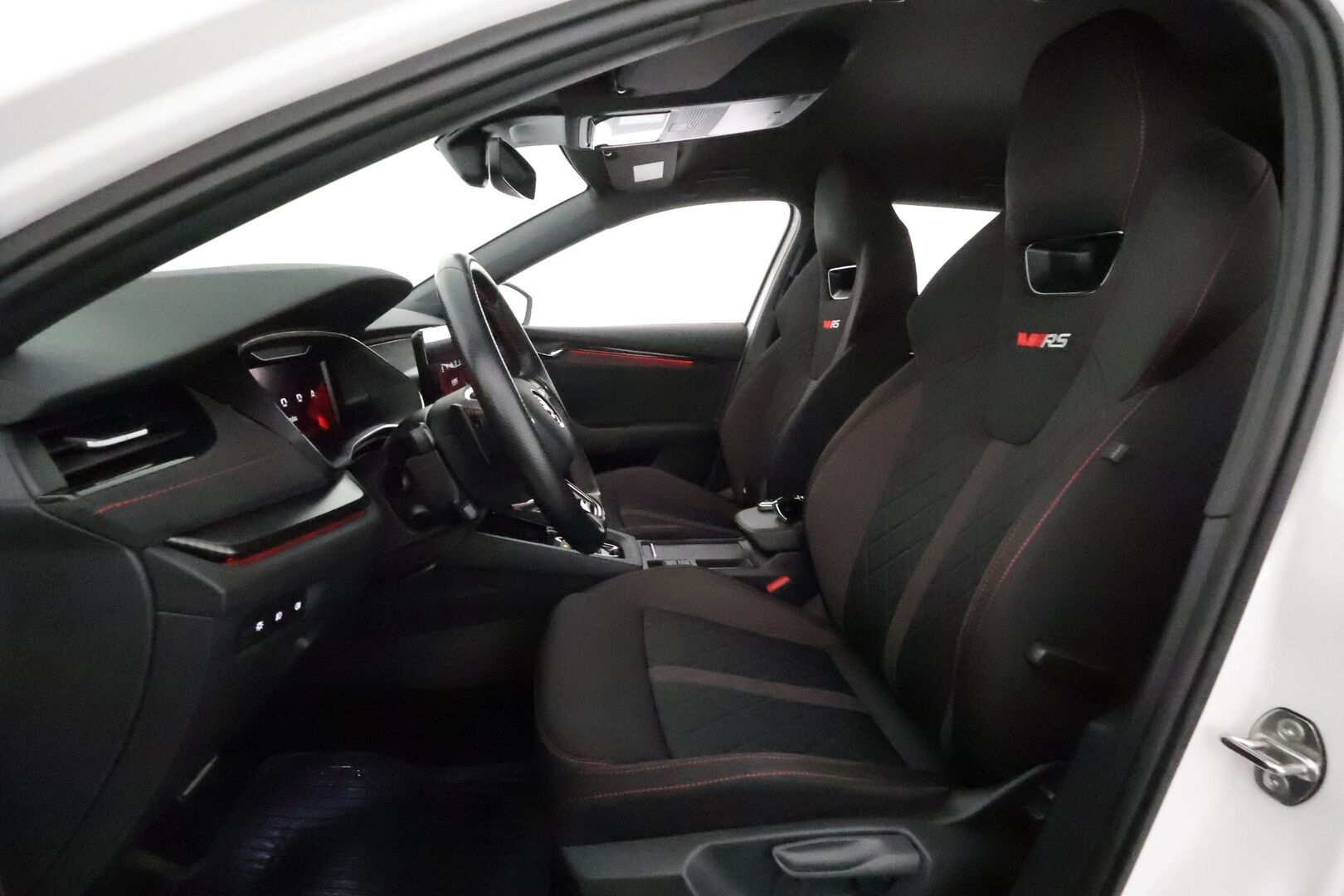 Skoda Octavia 2023 Combi 1.4 TSI PHEV RS iV DSG *ACC / Matrix LED / Webasto / Koukku / Sporttipenkit / Navi / P.kamera / KeylessGo* - Kahdet renkaat aluvanteilla