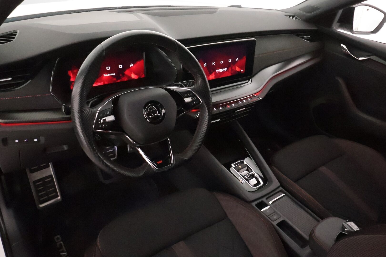 Skoda Octavia 2023 Combi 1.4 TSI PHEV RS iV DSG *ACC / Matrix LED / Webasto / Koukku / Sporttipenkit / Navi / P.kamera / KeylessGo* - Kahdet renkaat aluvanteilla