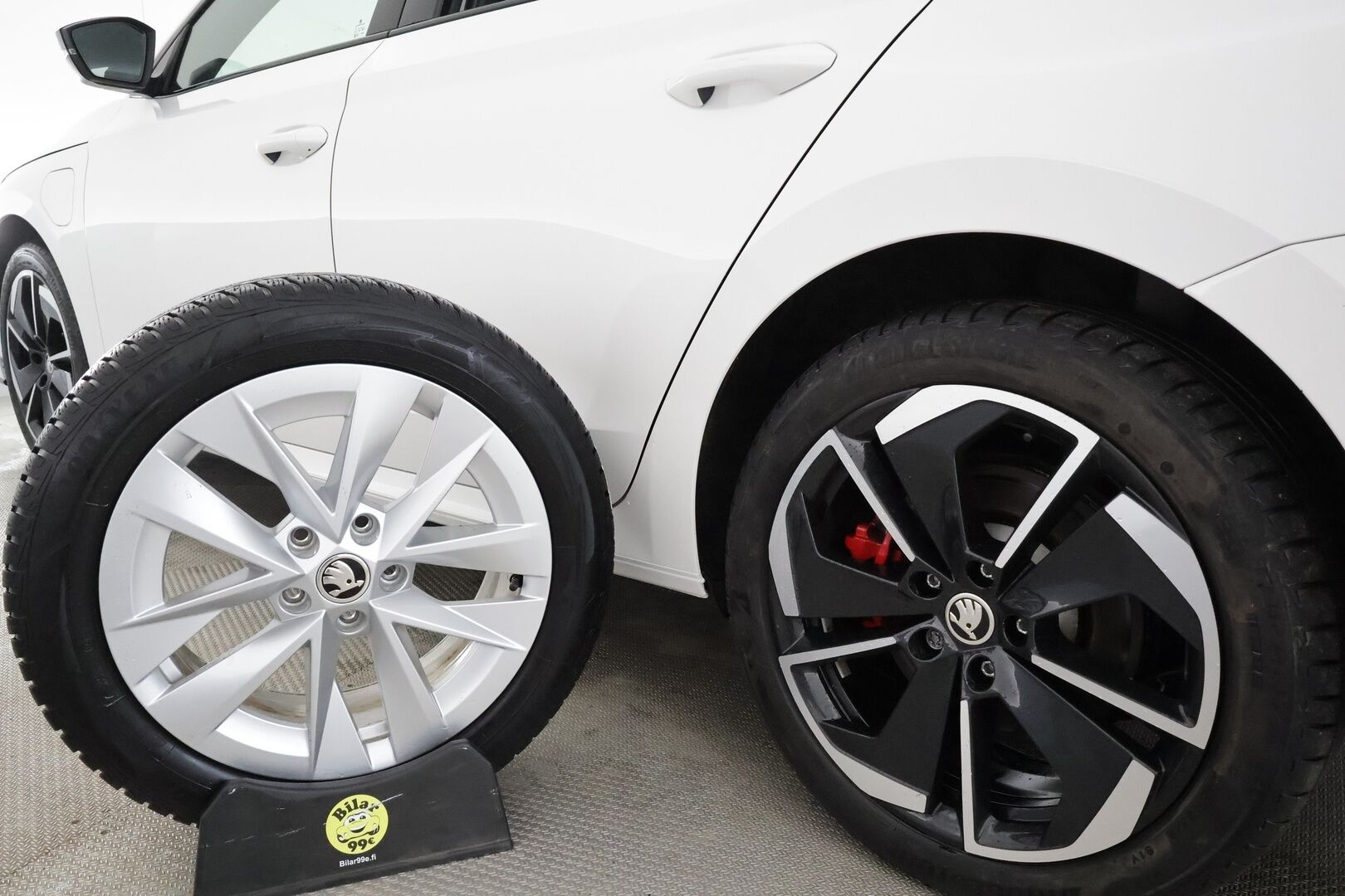 Skoda Octavia 2023 Combi 1.4 TSI PHEV RS iV DSG *ACC / Matrix LED / Webasto / Koukku / Sporttipenkit / Navi / P.kamera / KeylessGo* - Kahdet renkaat aluvanteilla