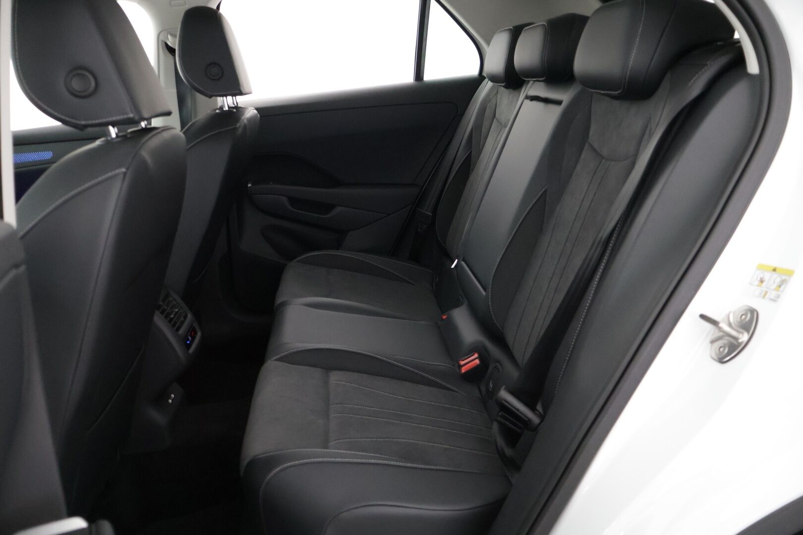 Volkswagen T-Roc 2026 Style 1,5 eTSI 85 kW (MHEV) DSG-automaatti - Uusi korimalli | Matrix LED | Webasto | ACC | Sporttipenkit hieronnalla | Sähköluukku | Lämmitettävä ratti | Keyless | Langaton CarPlay / Android Auto | ArtVelours |