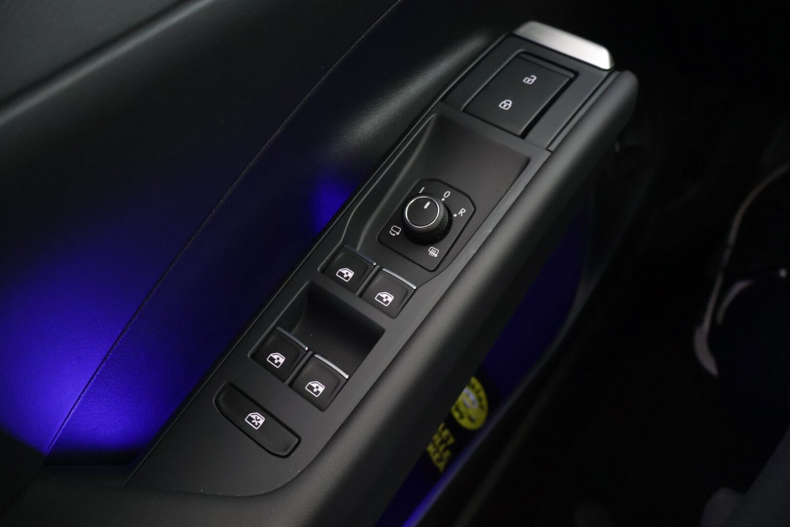 Volkswagen T-Roc 2026 Style 1,5 eTSI 85 kW (MHEV) DSG-automaatti - Uusi korimalli | Matrix LED | Webasto | ACC | Sporttipenkit hieronnalla | Sähköluukku | Lämmitettävä ratti | Keyless | Langaton CarPlay / Android Auto | ArtVelours |